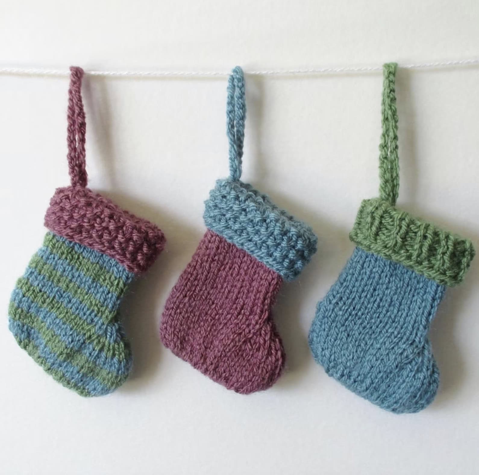 mini christmas stockings free knitting pattern by amanda berry